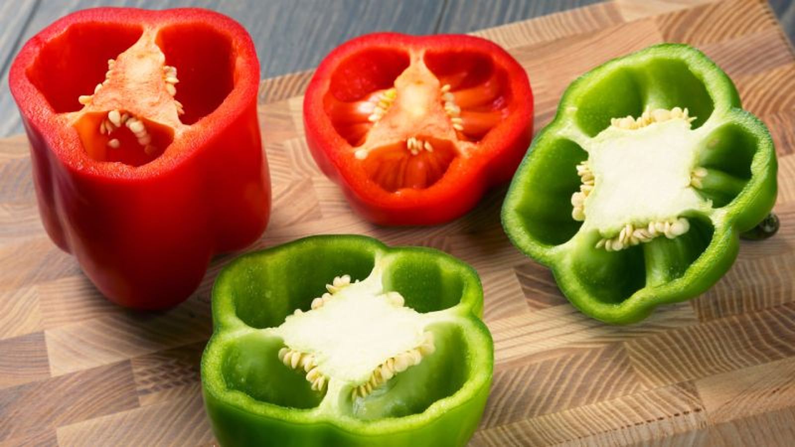 Pimientos morrones cortados por la mitad