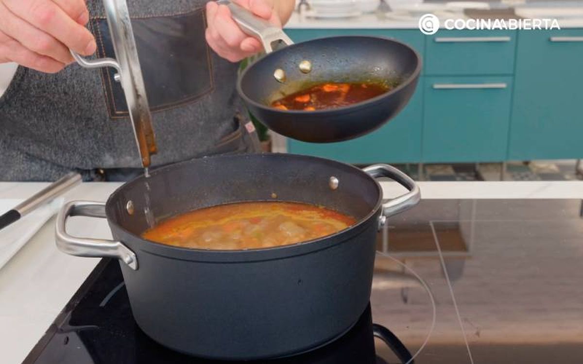 Añade un sofrito de ajo y pimentón a la cazuela de lentejas