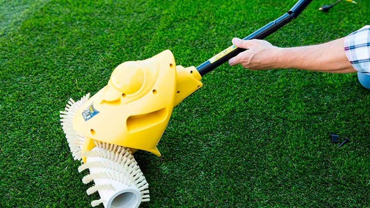 Como barrer y peinar el cesped artificial p1