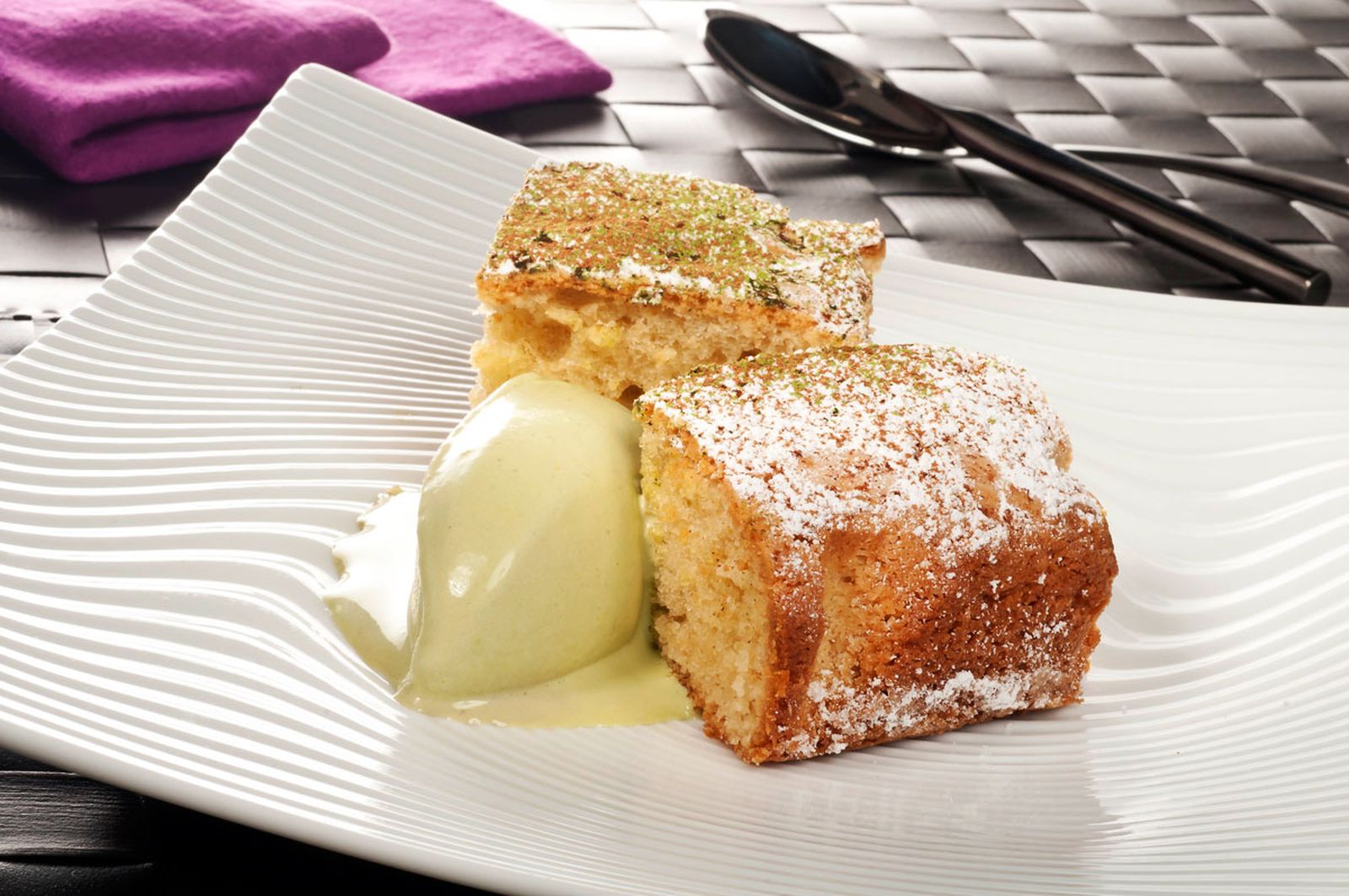 1564 Torta de almendra con helado de te verde (748) xl