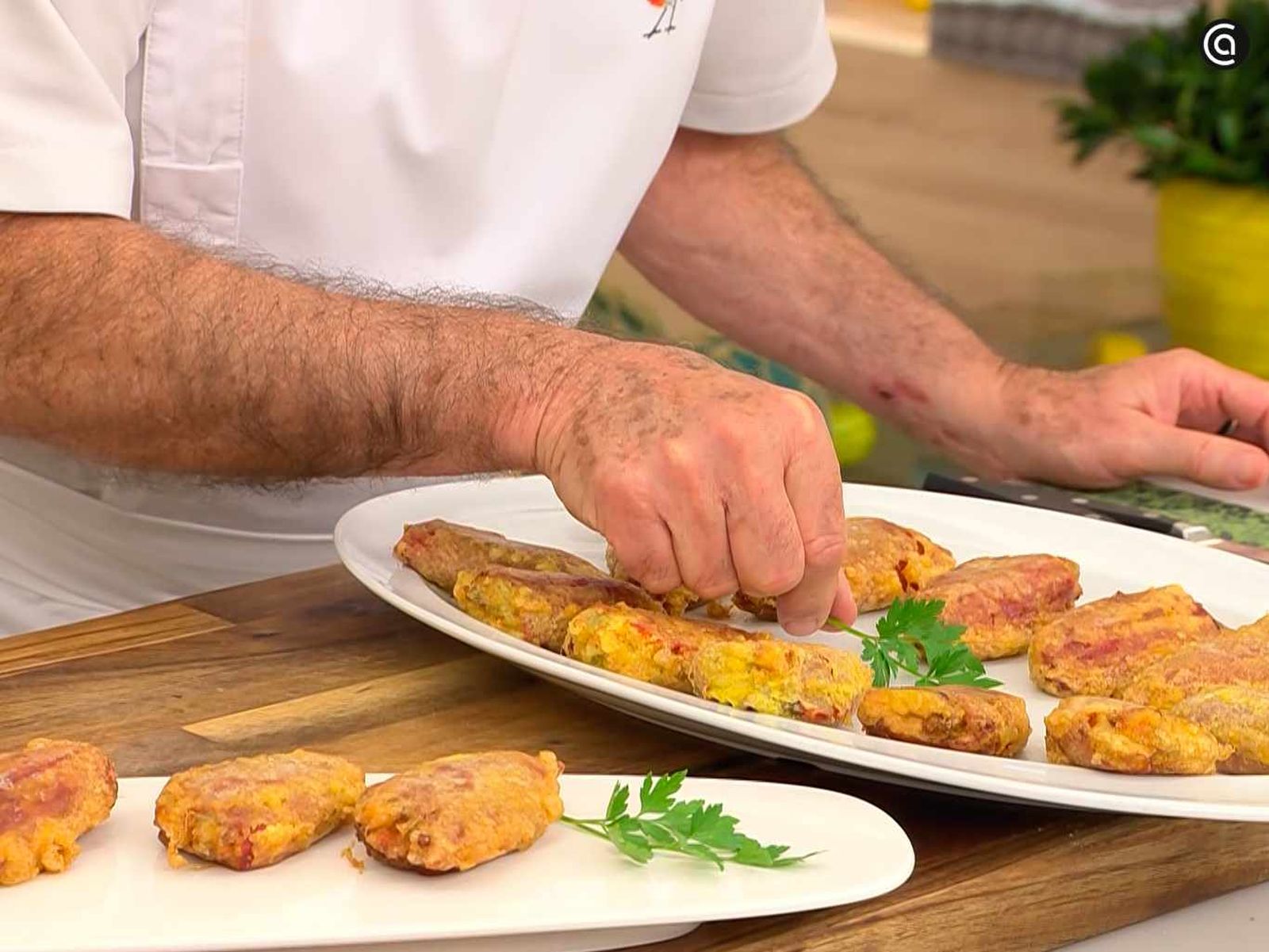 Sirve los pimientos del piquillo rellenos de verduras