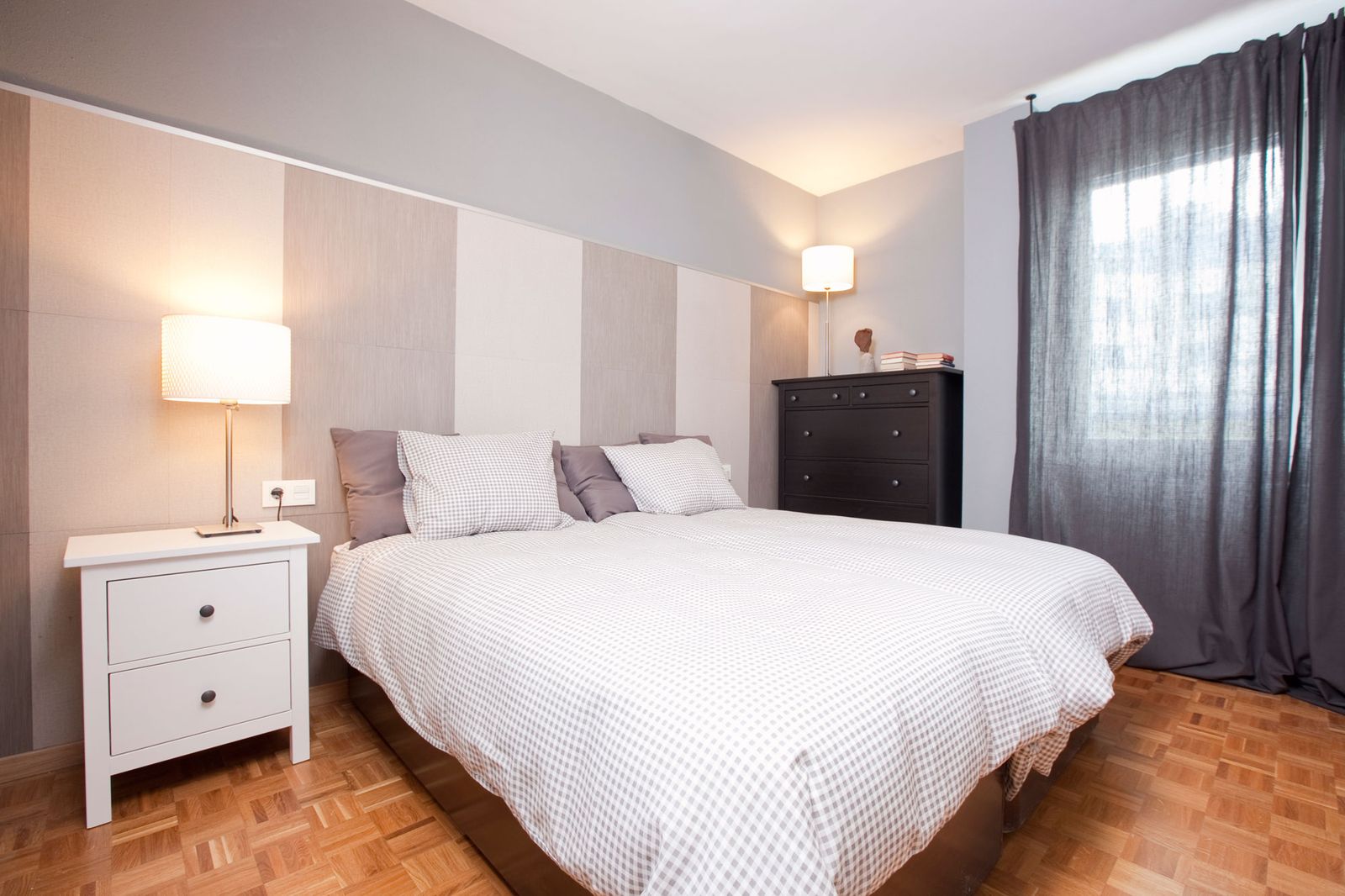 Dormitorio elegante y acogedor