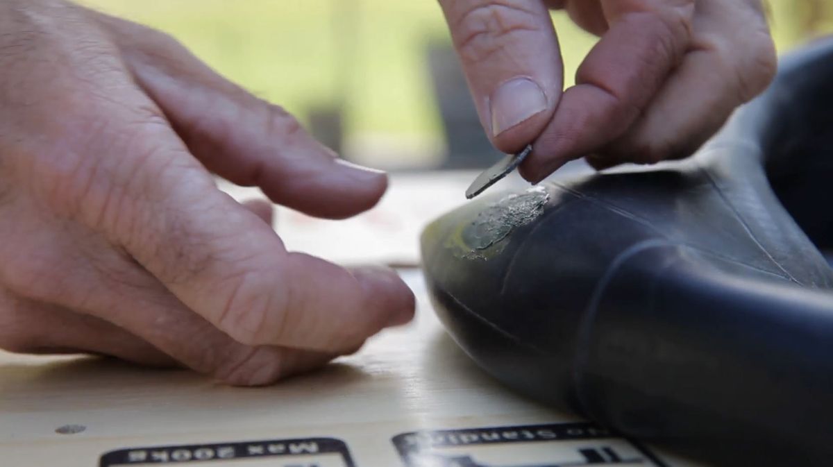 Cómo reparar pinchazo en la cámara de una rueda paso 8