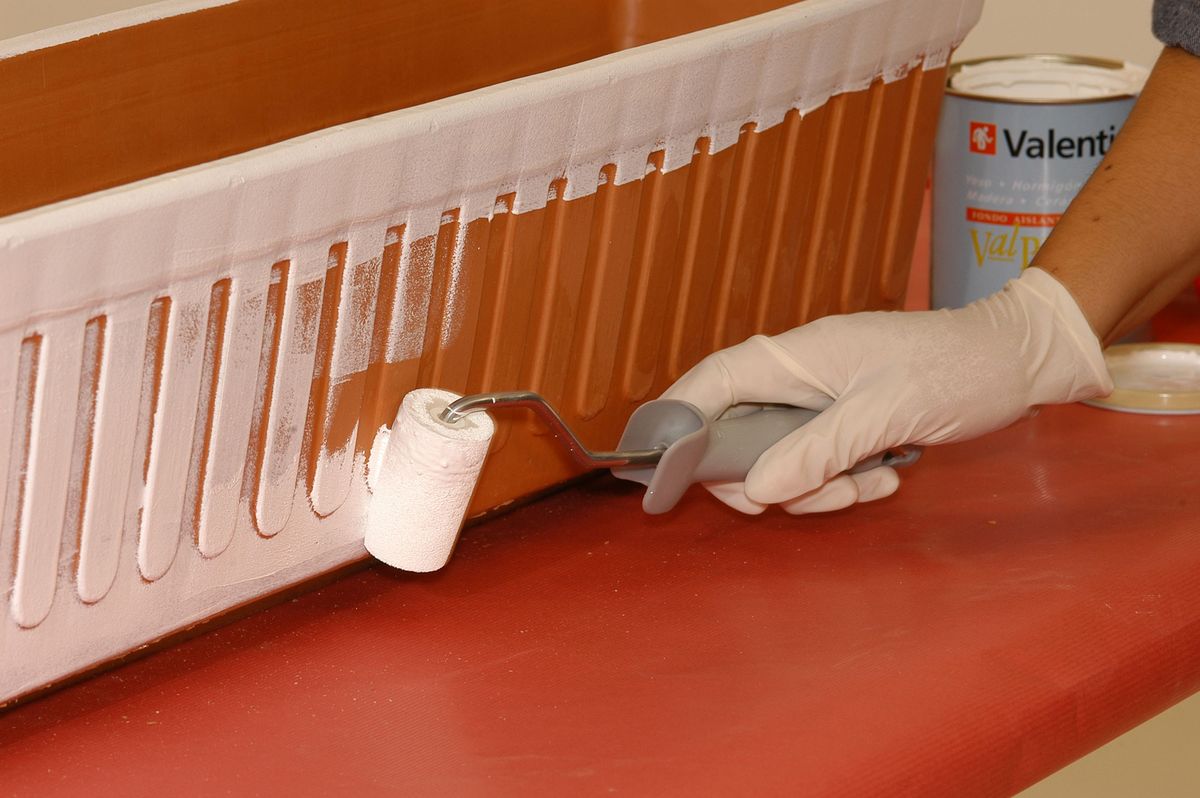 Cómo pintar una jardinera de terracota paso 2