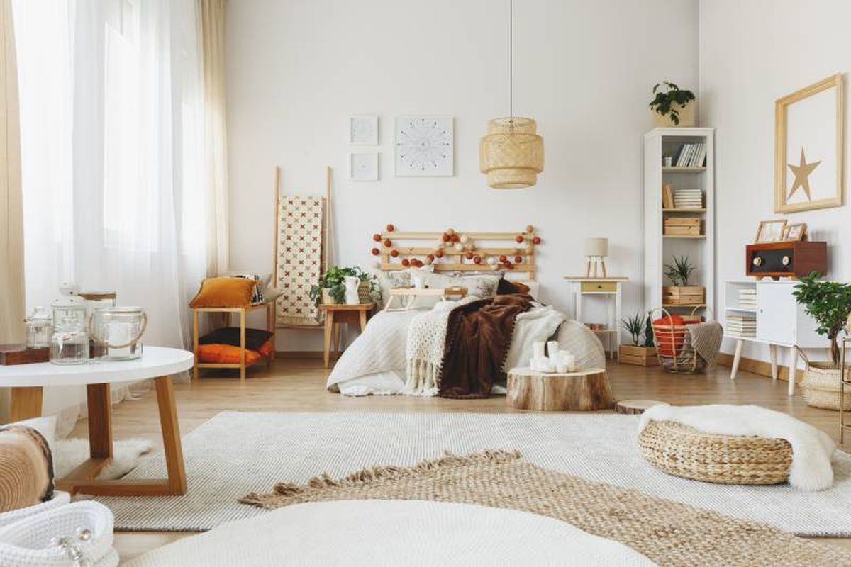 Dormitorio de estilo boho moderno con complementos de fibras naturales.
