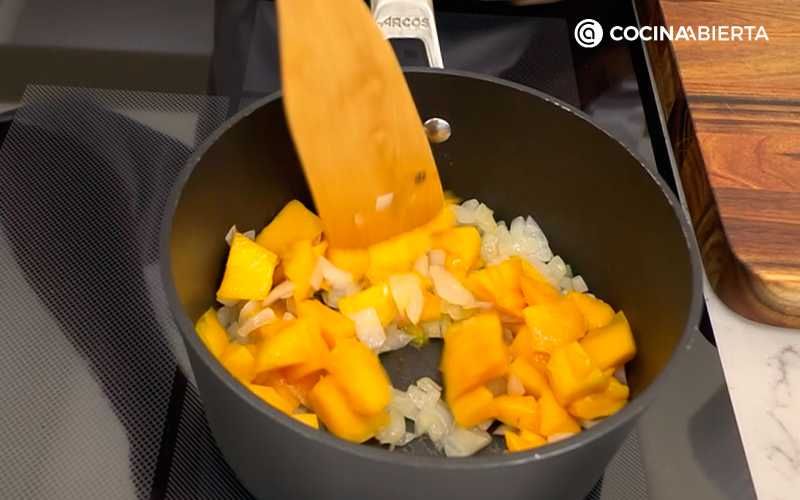 Añade el mango