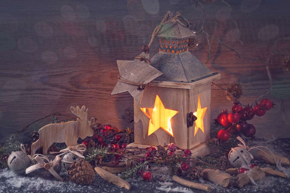 Farolillo de madera navideño con vela.