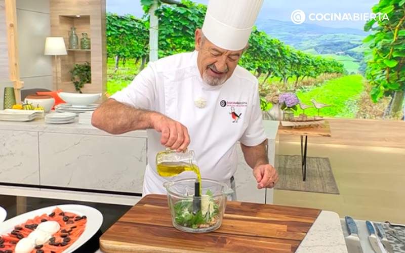 Prepara la salsa pesto con nueces