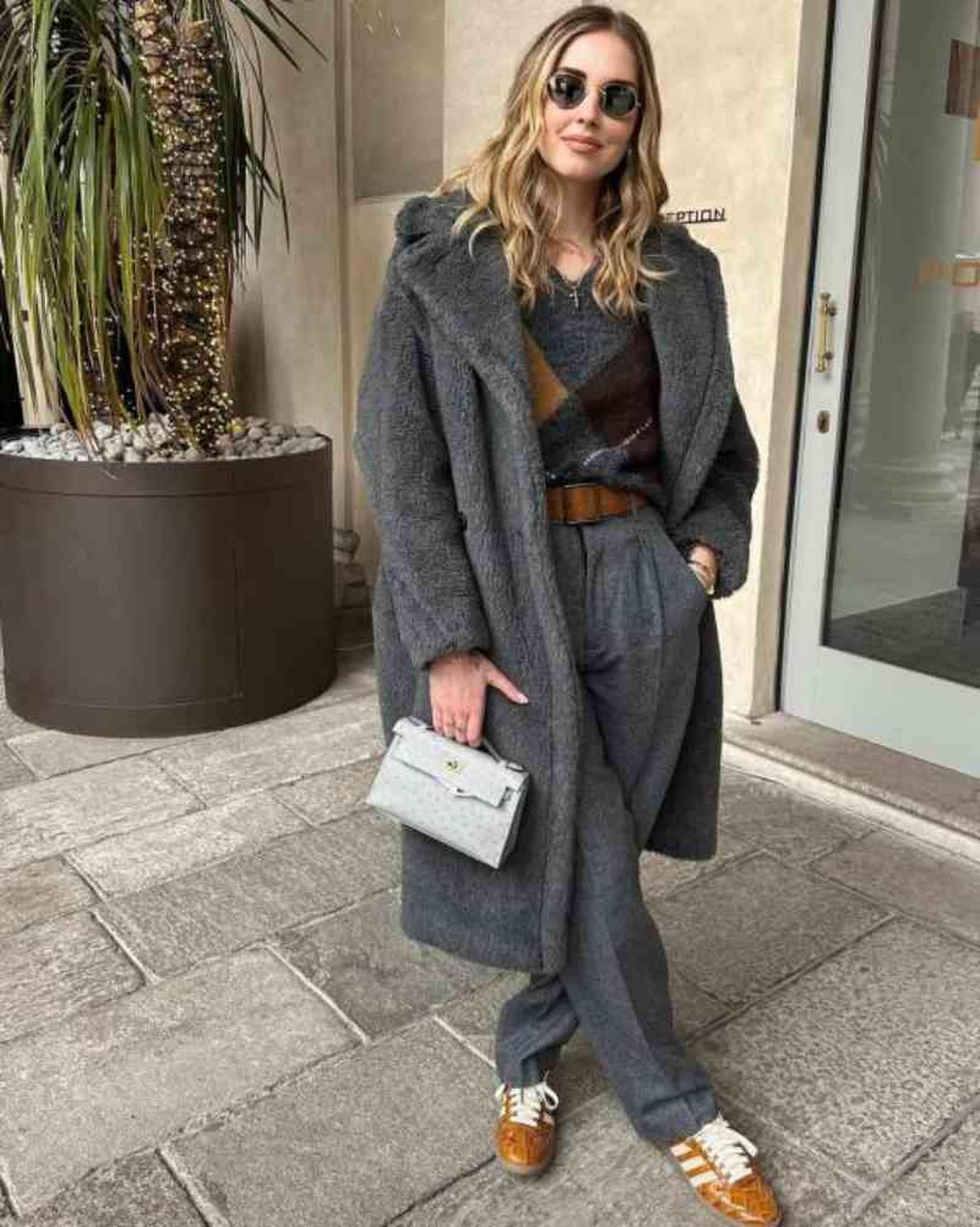 Chiara Ferragni con abrigo gris y jersey de rombos