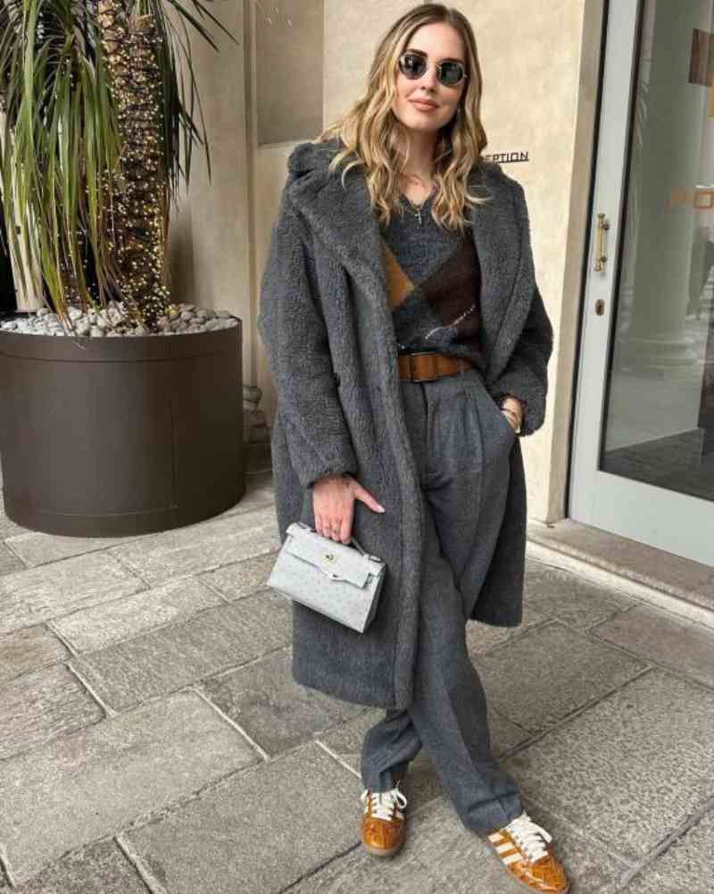 Chiara Ferragni con abrigo gris y jersey de rombos