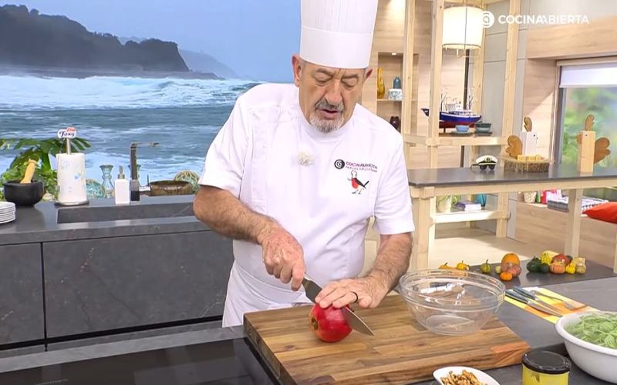 Lo primero que hay que hacer es cortar la granada por la mitad