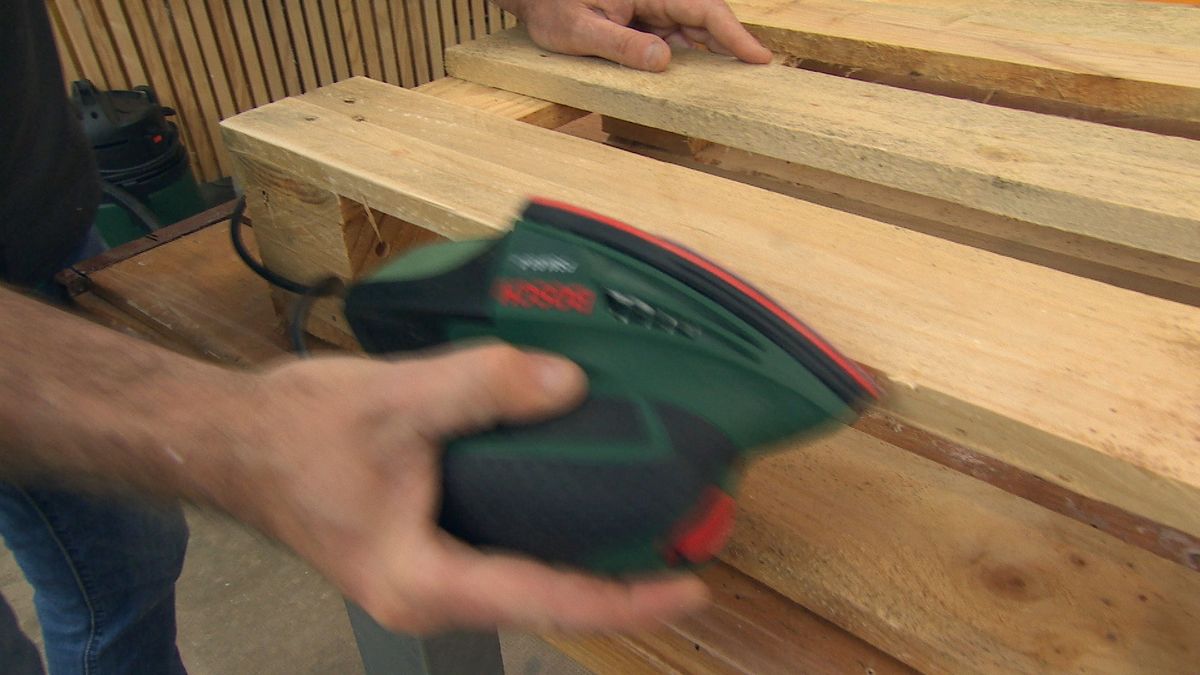 Cómo hacer mecedora colgante con un palé paso 3