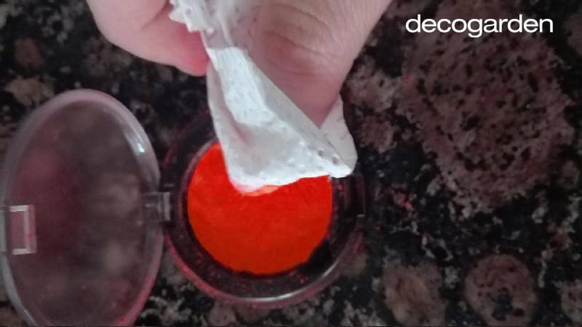 Secar y dar forma con papel de cocina a la sombra de ojos rota.