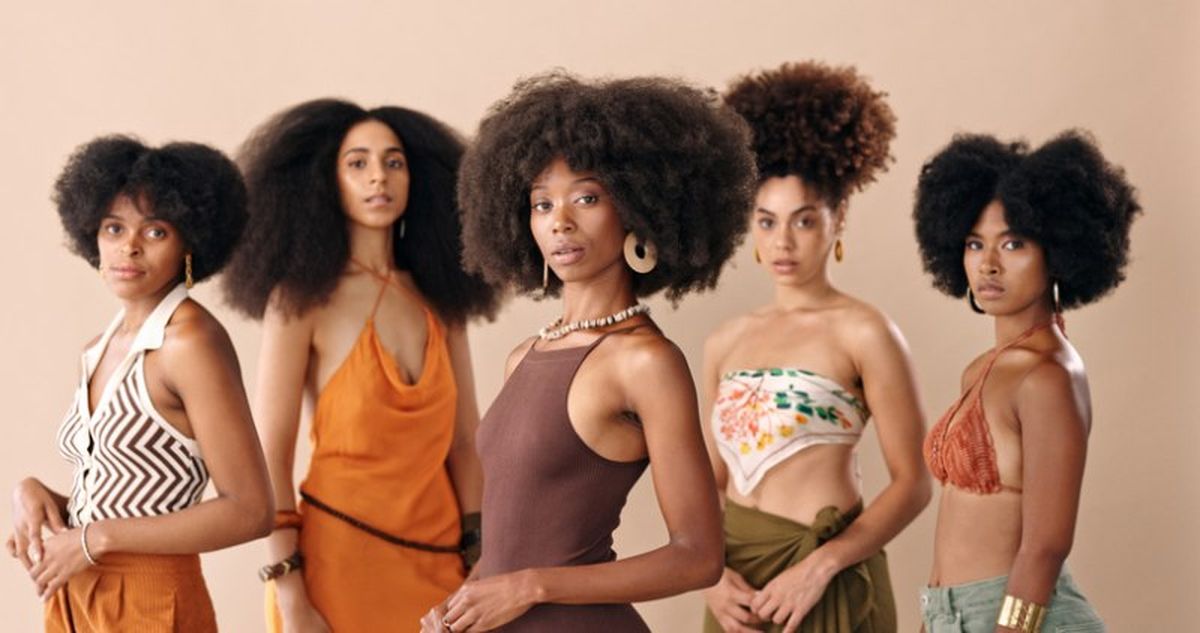 Diferentes opciones de peinado afro para mujer