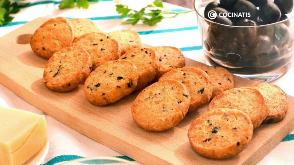 Sirve las galletas saladas de aceitunas negras y queso