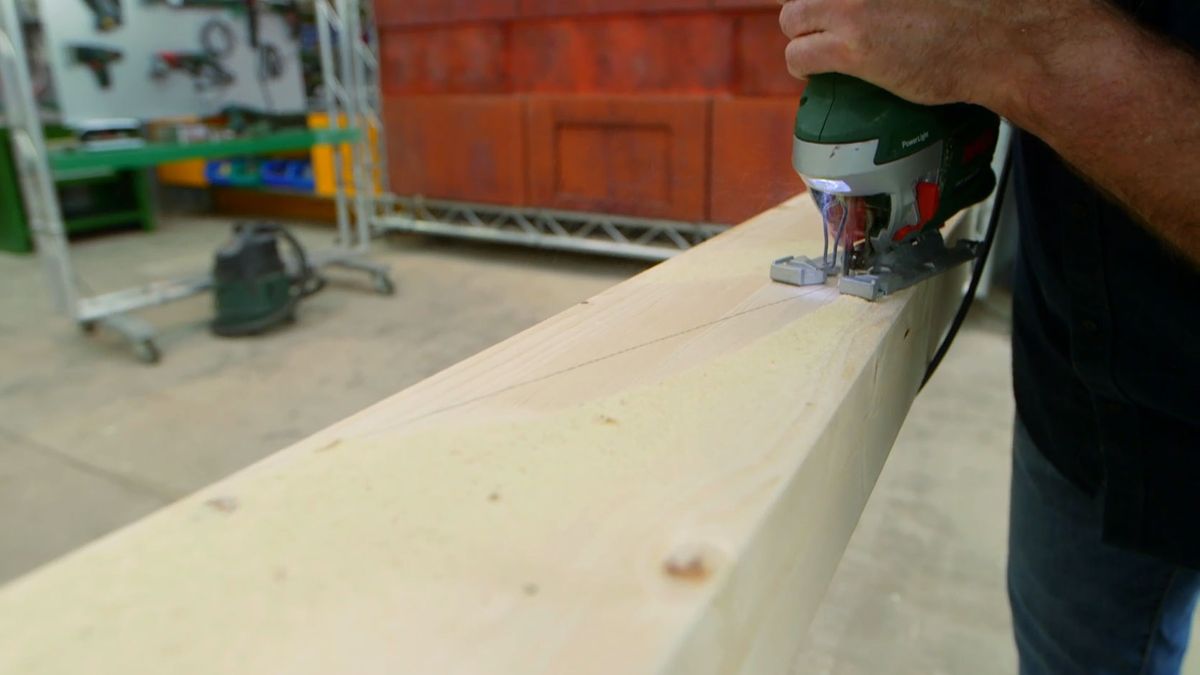 Cómo hacer una escalera de madera para el altillo paso 3