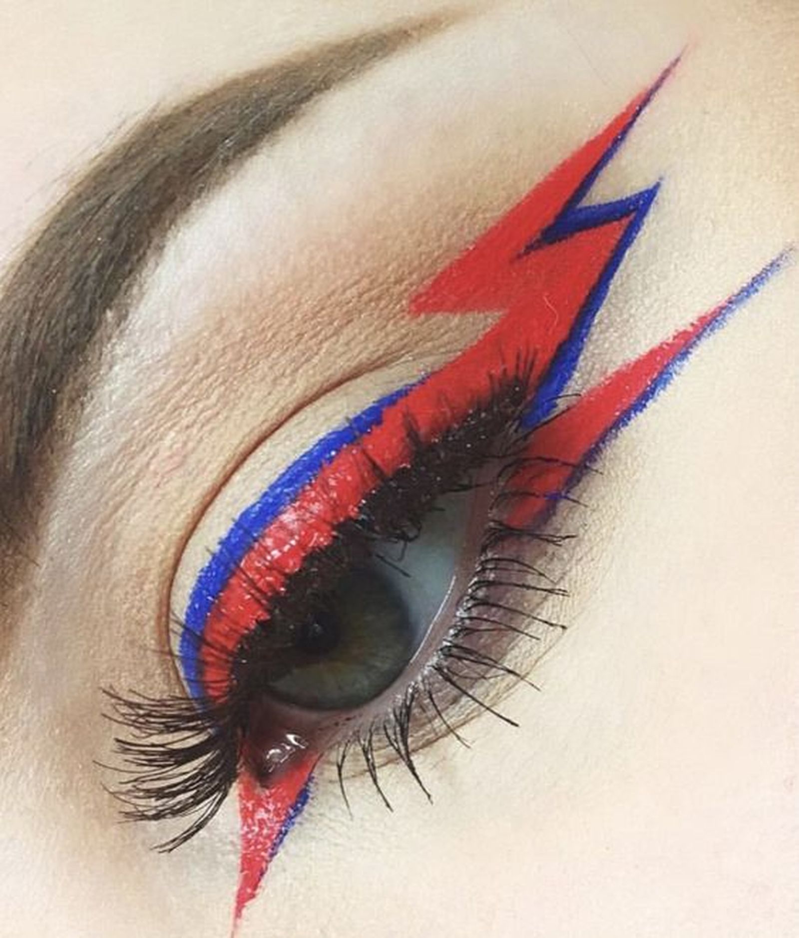 Maquillaje de rayo en el ojo