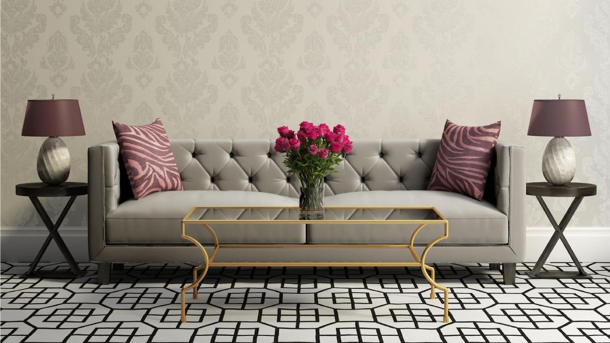 Salón elegante con papel pintado.