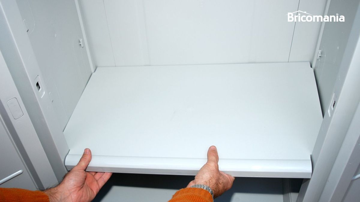 Persona montando un armario
