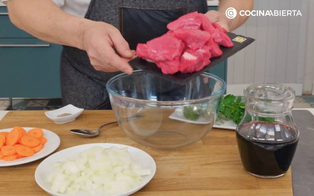 Marina la carne de ternera con cebolla, zanahoria, especias y vino tinto