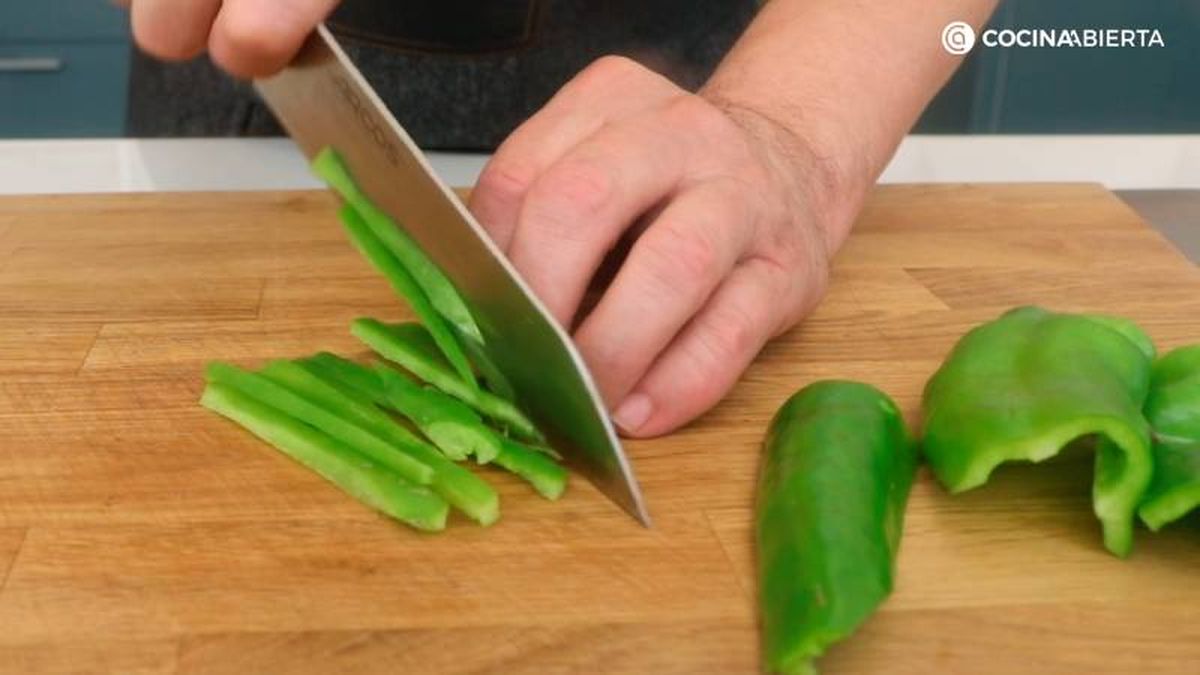 Pica la cebolleta, los pimientos y el tomate