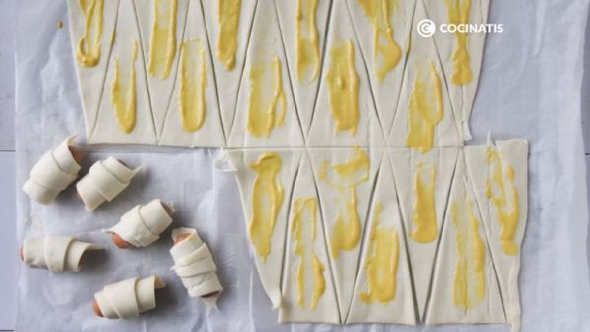 Envolvemos las Frankfurt con hojaldre untado con salsa