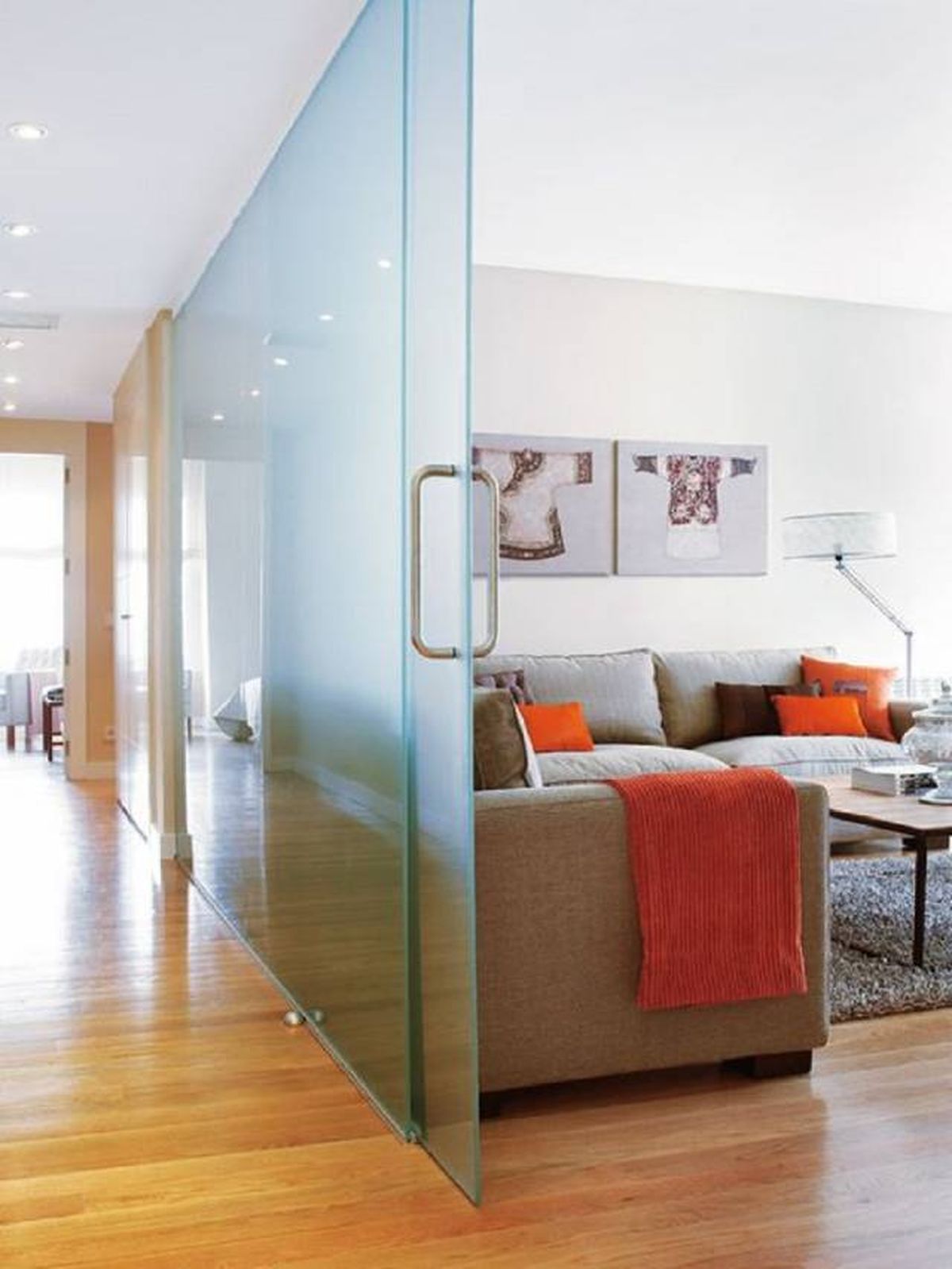 Puertas correderas de cristal ahorran espacio y separan los ambientes sin perder luminosidad 8