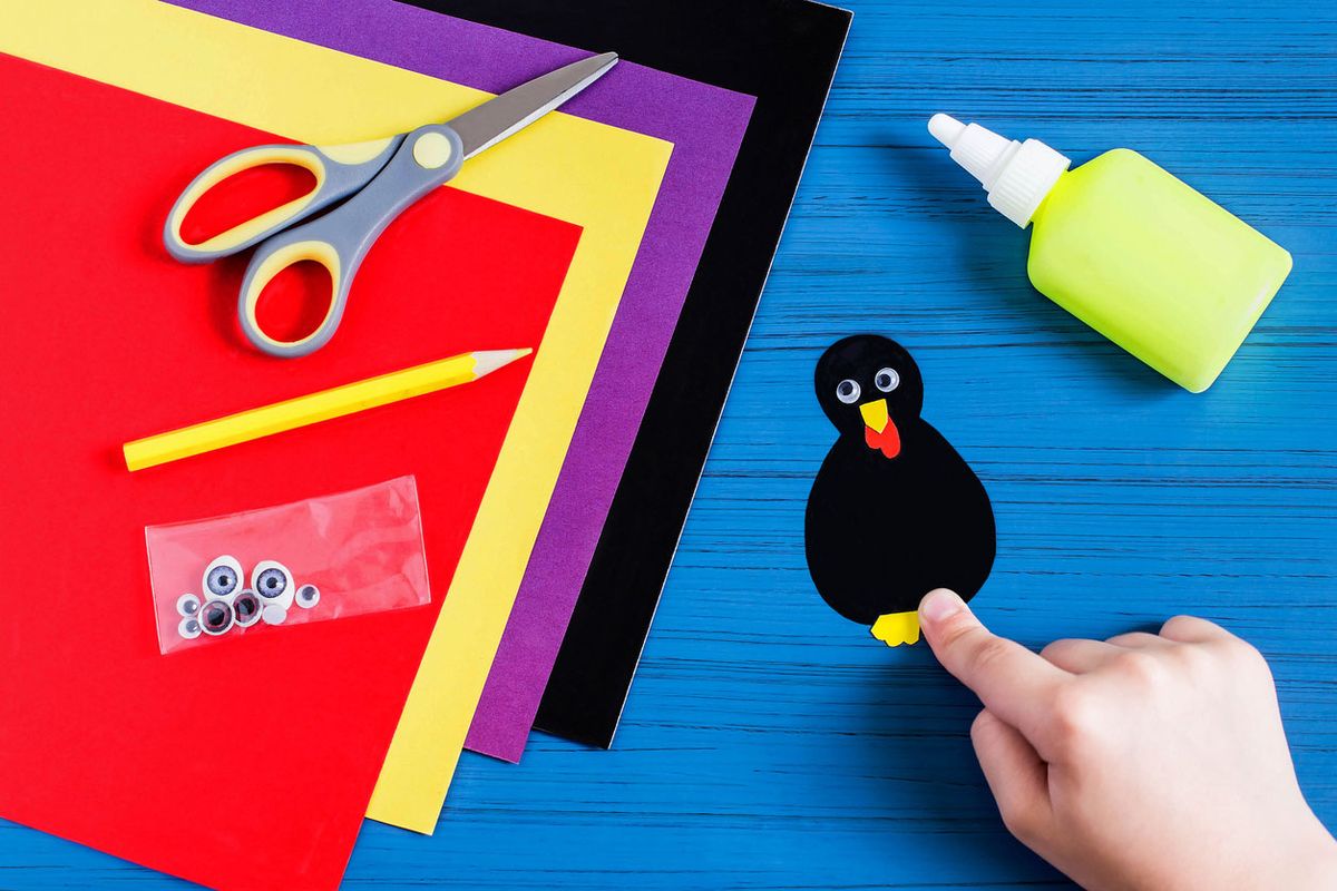 paso 4 pegar ojos pavo real