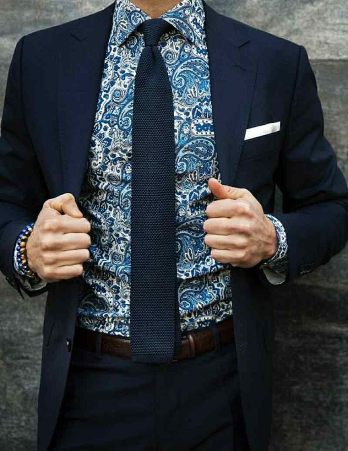 Camisa estampada con corbata