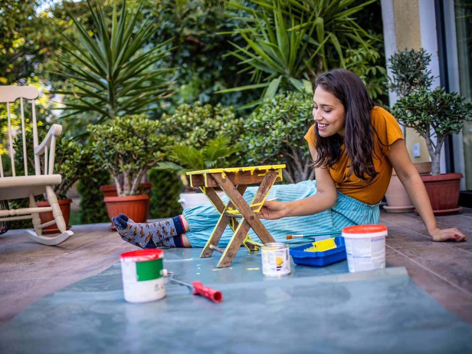 Pintar muebles es una forma sencilla de renovar la decoración del jardín.