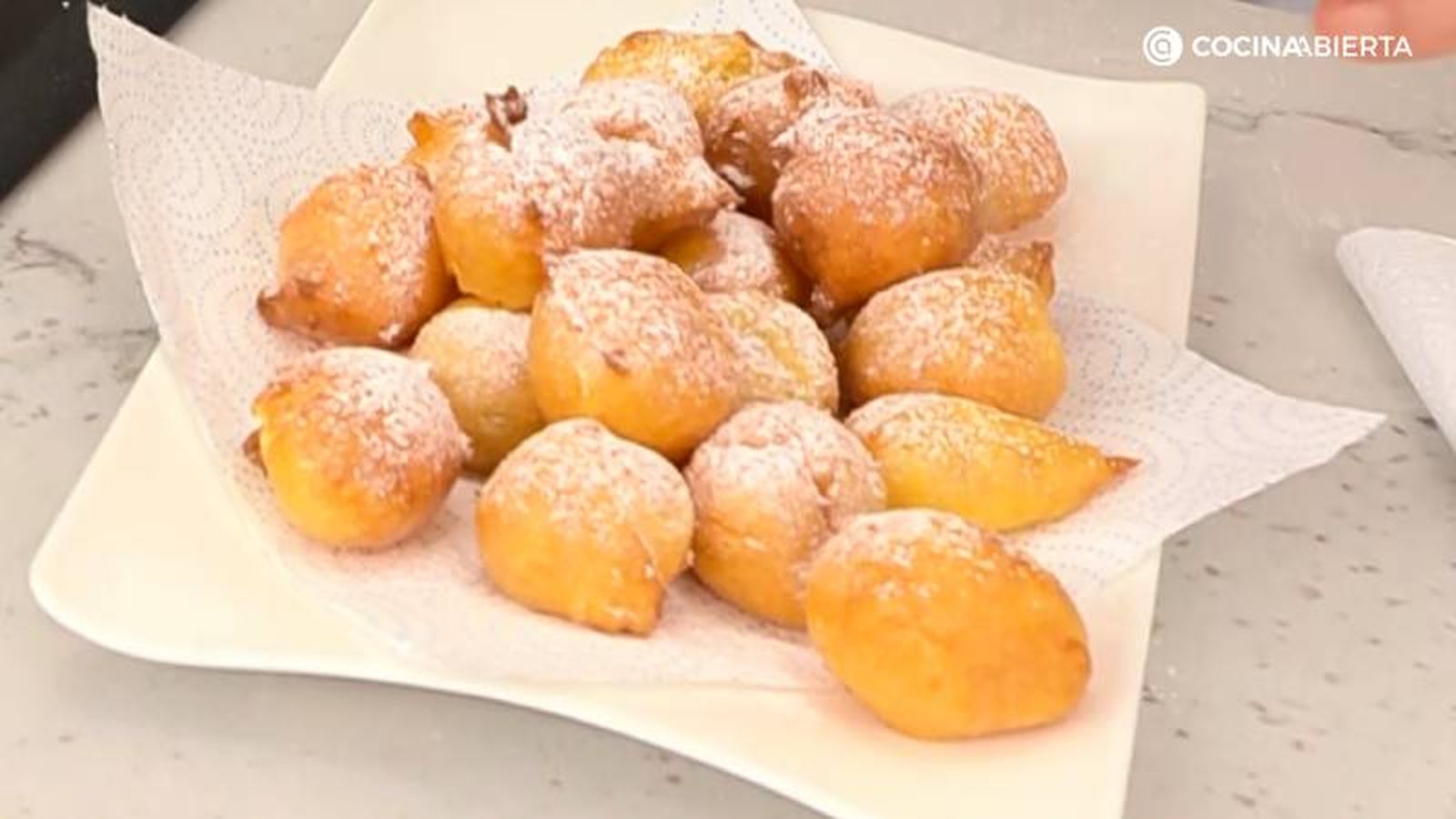 Sirve los buñuelos de viento y decora con azúcar glas