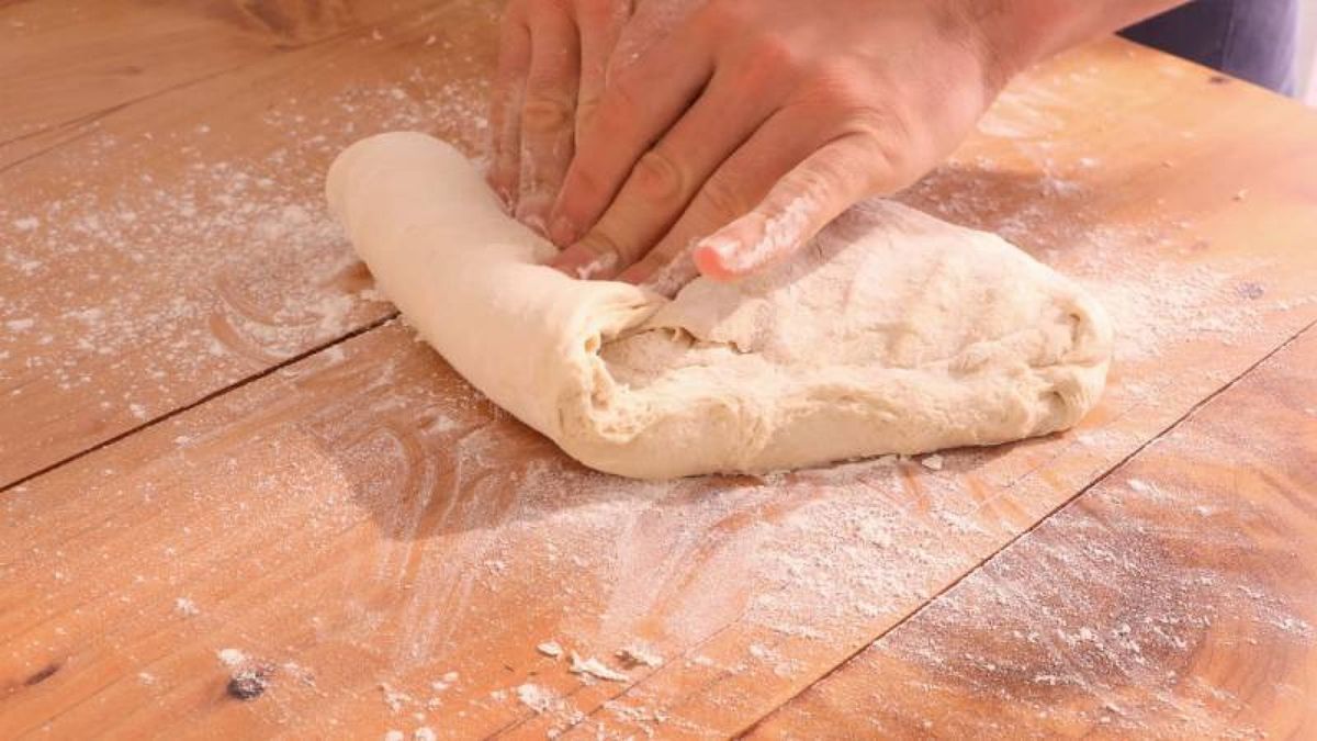 Dando forma a la masa de pan para crear una barra perfecta lista para hornear