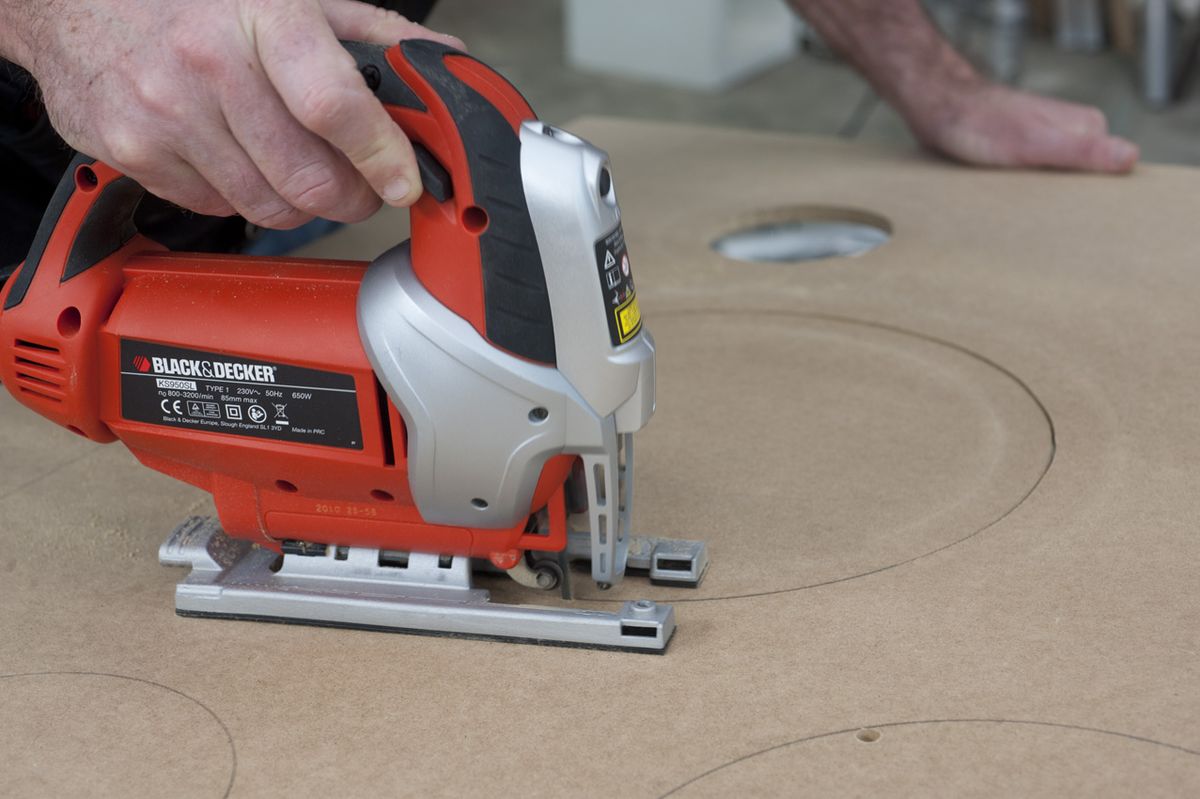 Cómo hacer un círculo en un tablero de madera paso 3