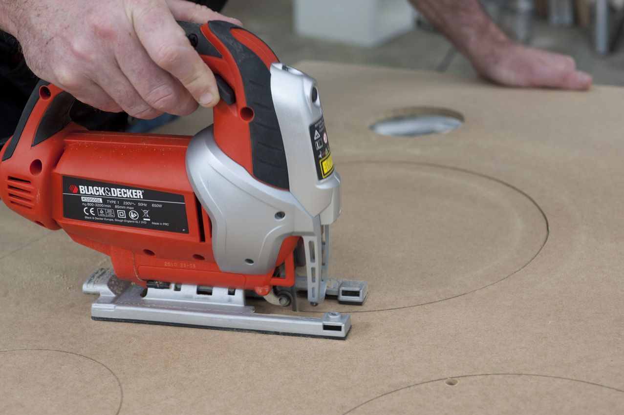 Cómo hacer un círculo en un tablero de madera paso 3