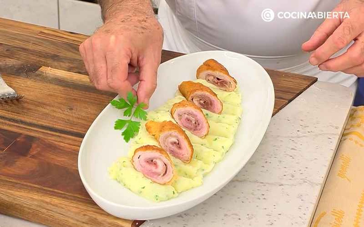 Sirve los flamenquines cortados sobre el puré de patata