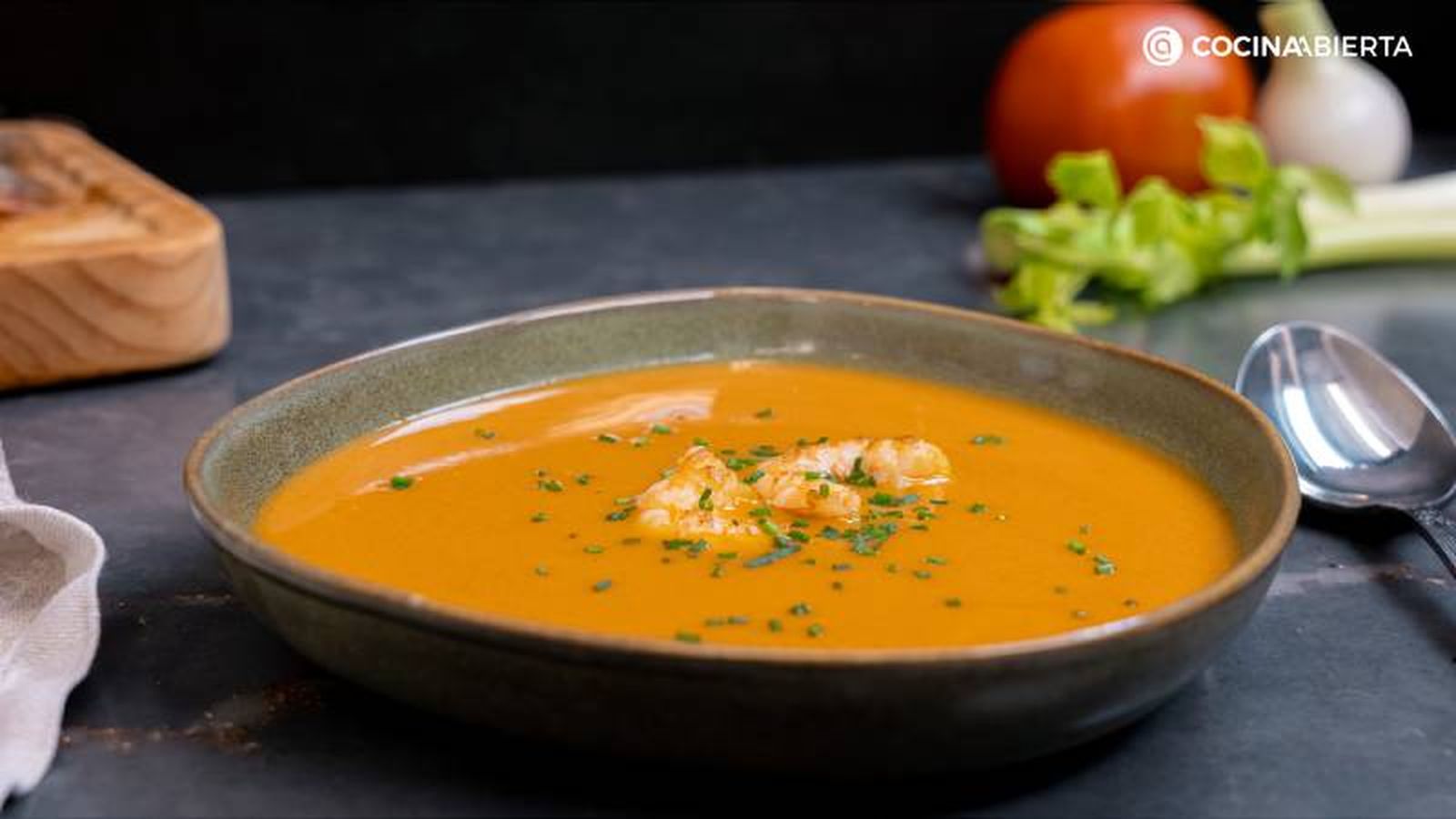 Sirve la crema decorada con langostinos salteados y cebollino