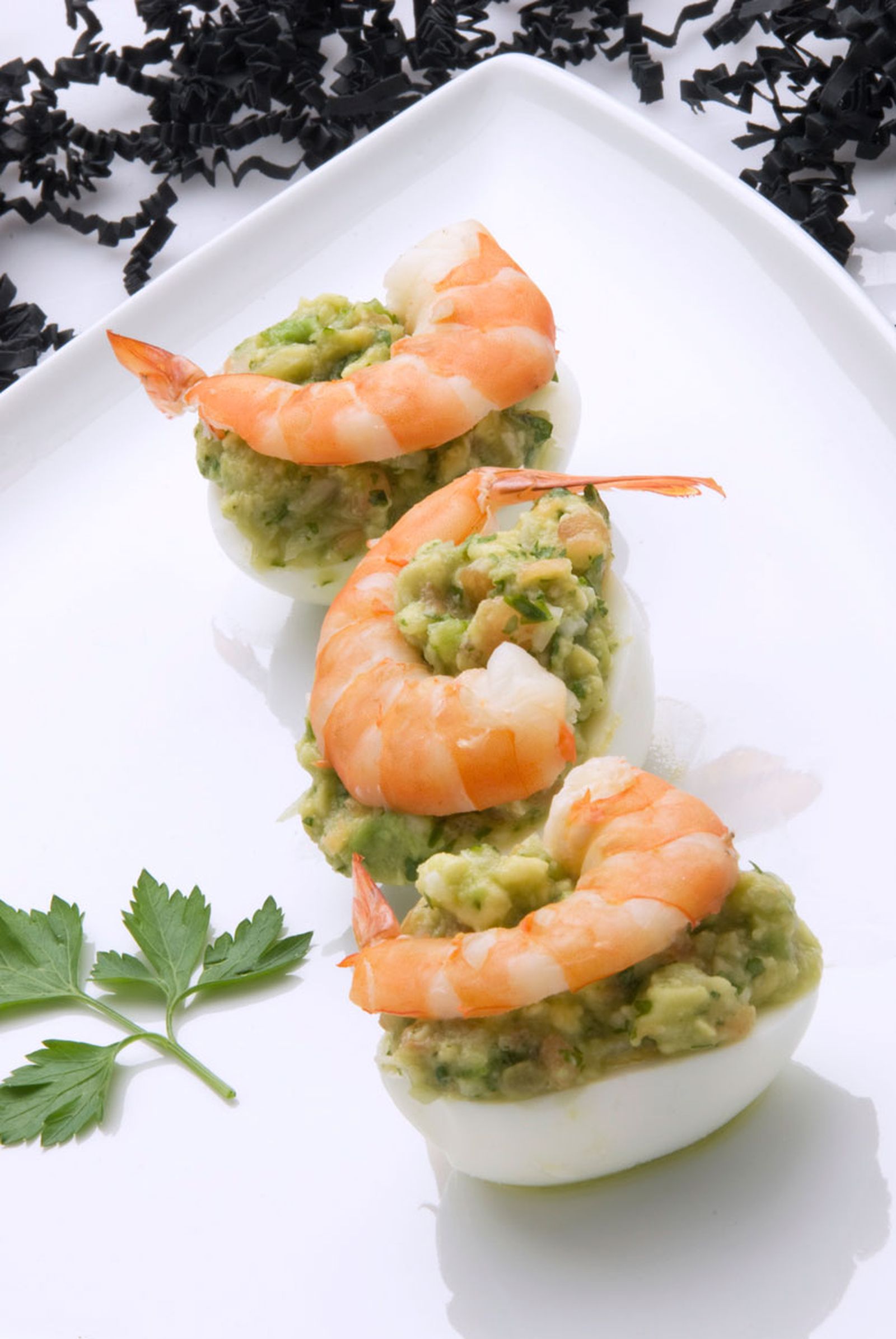 Huevos con guacamole y langostinos