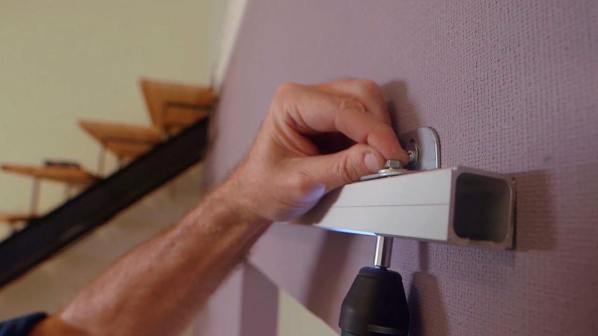 Cómo instalar puerta corredera en tabique de madera paso 4
