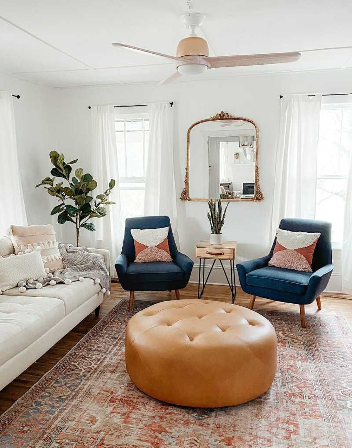 Salón con dos butacas azules.