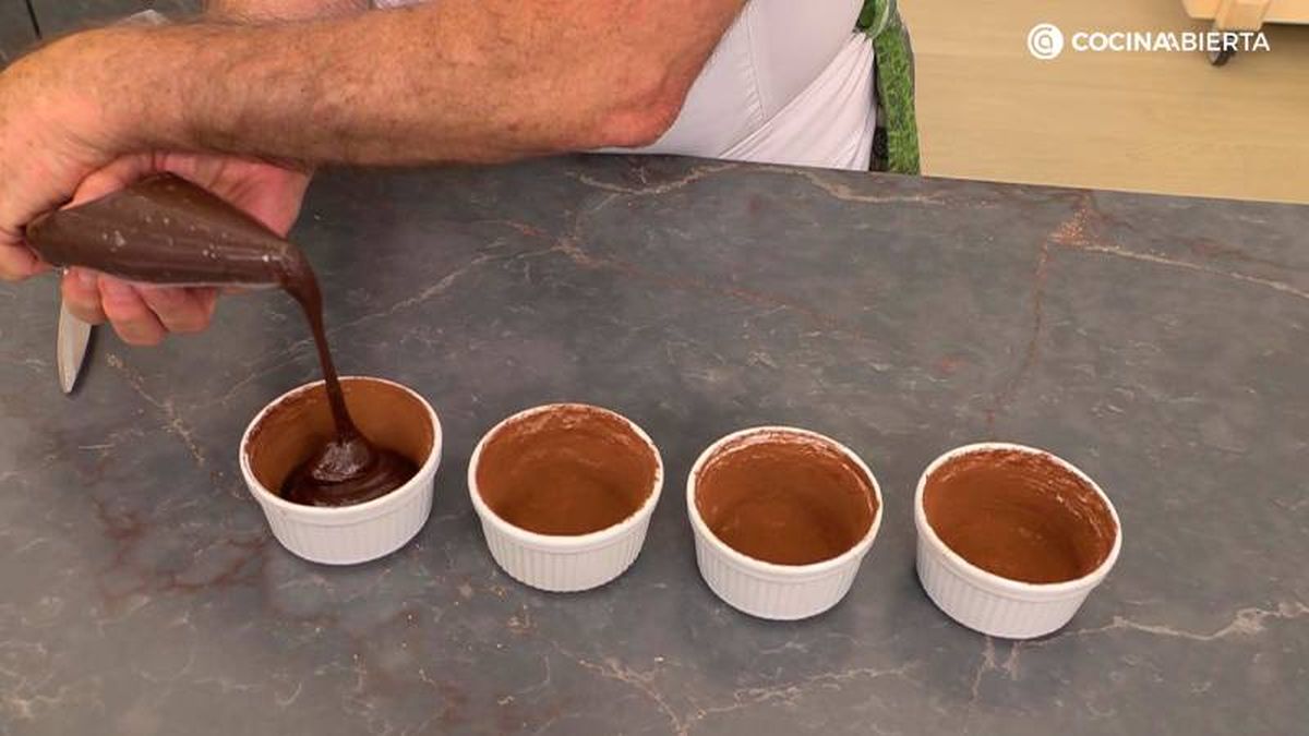 Reparte la mezcla en pequeños recipientes aptos para el horno