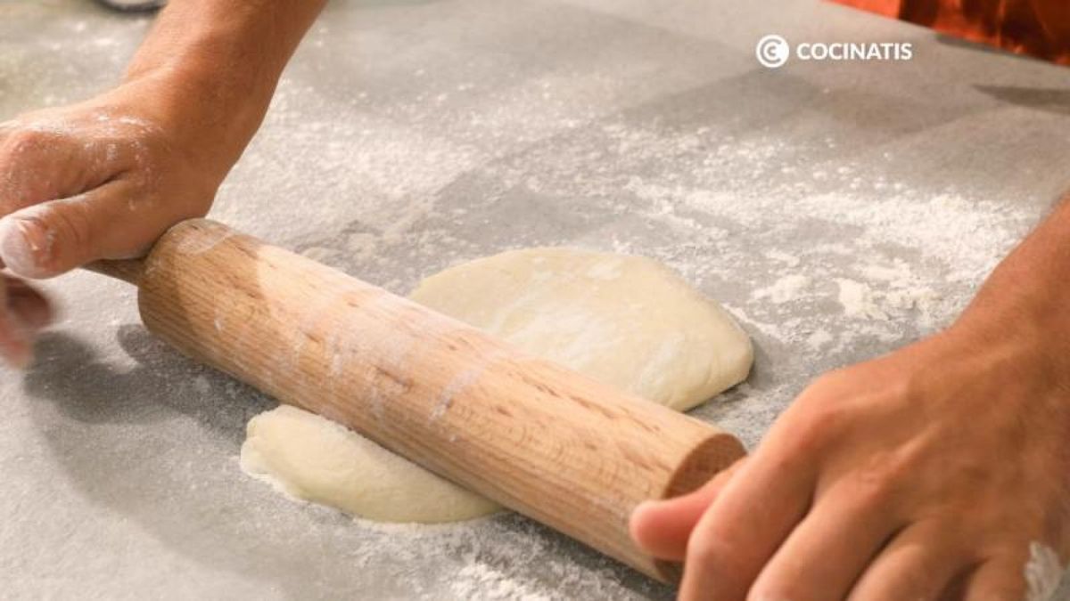 Coloca sobre superficie enharinada y estira con un rodillo