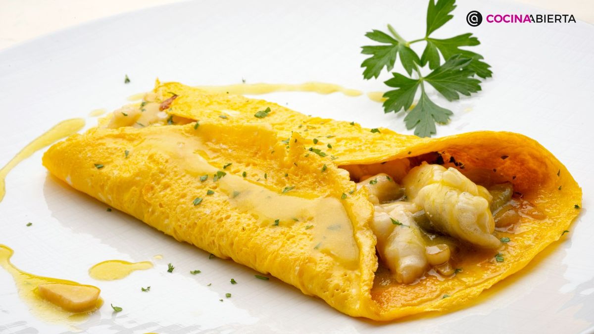 Tortilla rellena de kokotxas de bacalao al pilpil