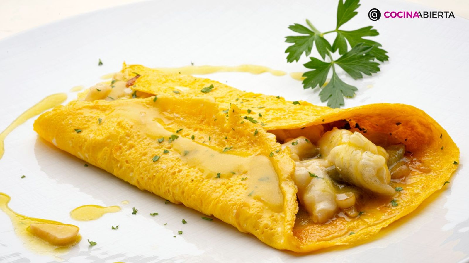 Tortilla rellena de kokotxas de bacalao al pilpil