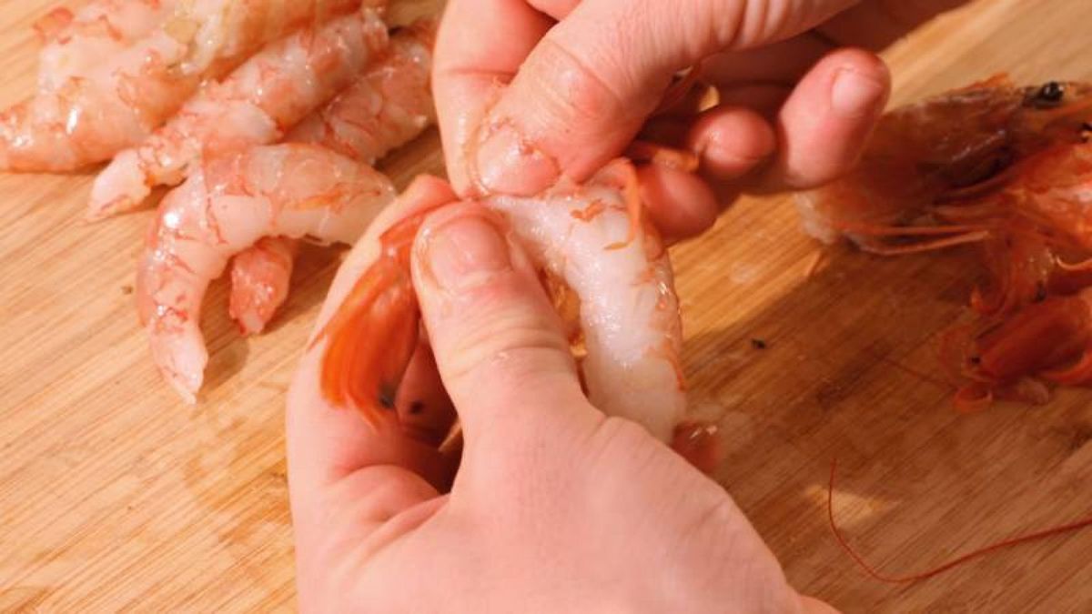Pelar los langostinos y retirar el intestino mejora el sabor
