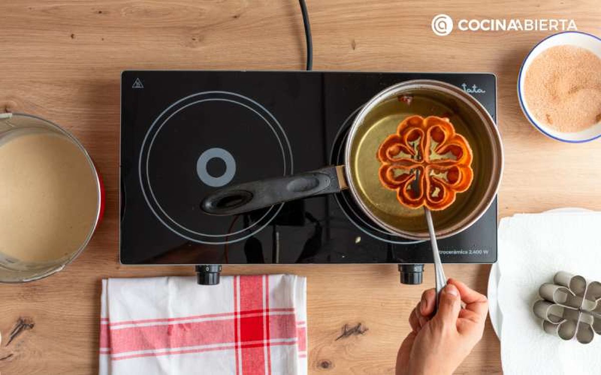 Fríe y escurre las flores fritas