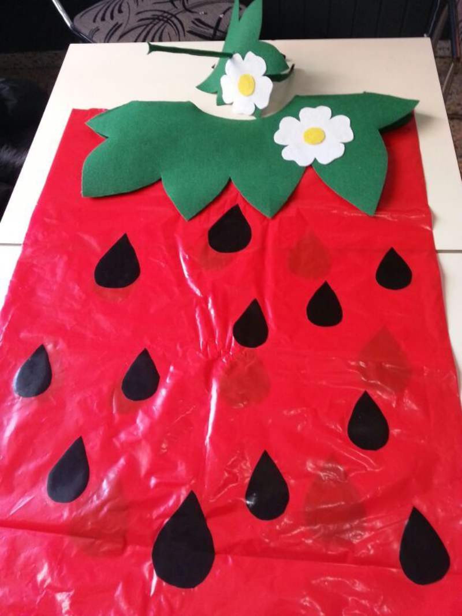 Disfraz de fresa utilizando una bolsa de basura