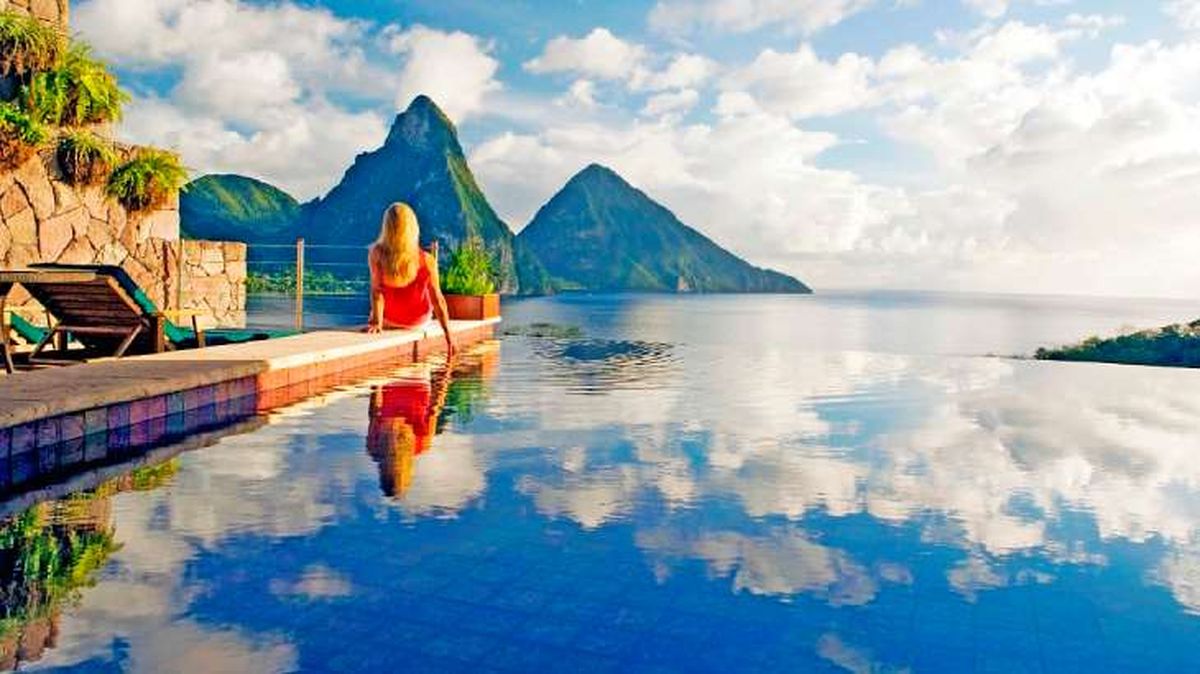 Piscina desbordante con vistas al mar y a la montaña