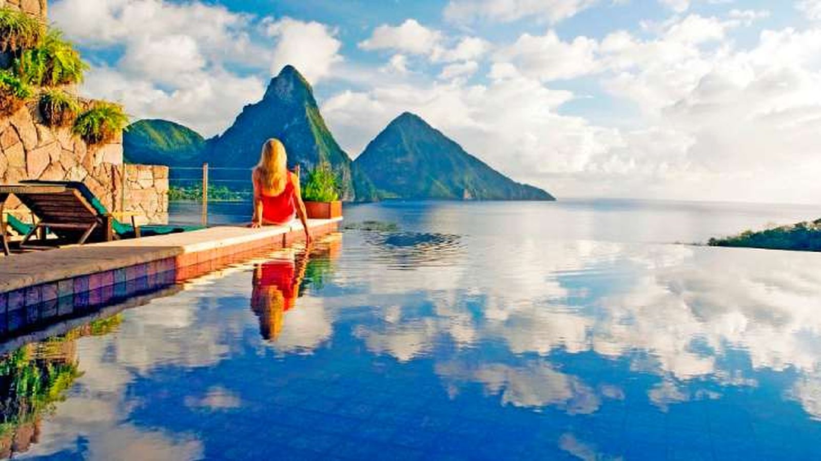Piscina desbordante con vistas al mar y a la montaña
