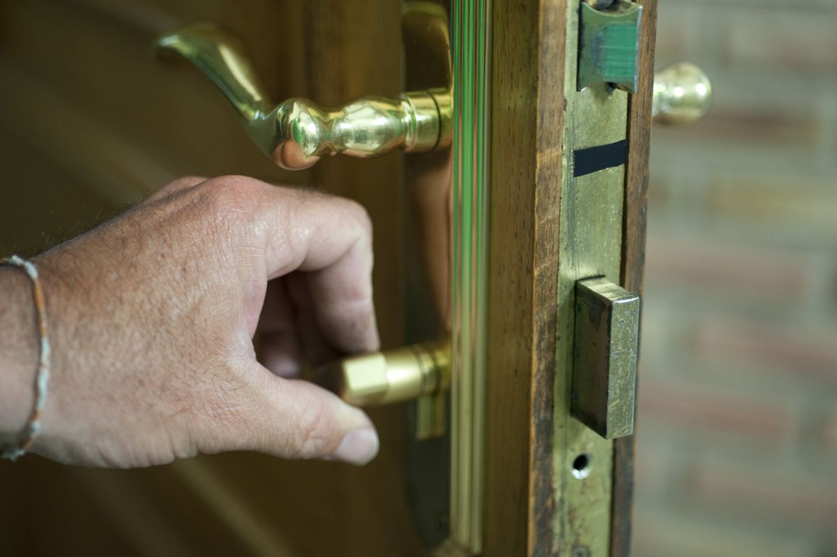 brico 1 0654 cambiar bombin puerta paso 4