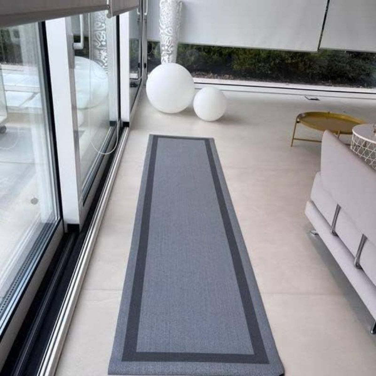 Alfombra de vinilo GRECA en formato alargado y color plata.